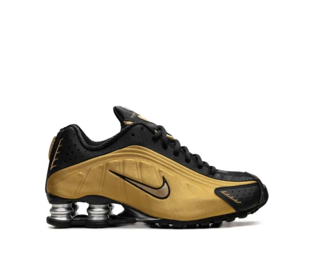 Nike
Shox R4 "Black/Metallic Gold