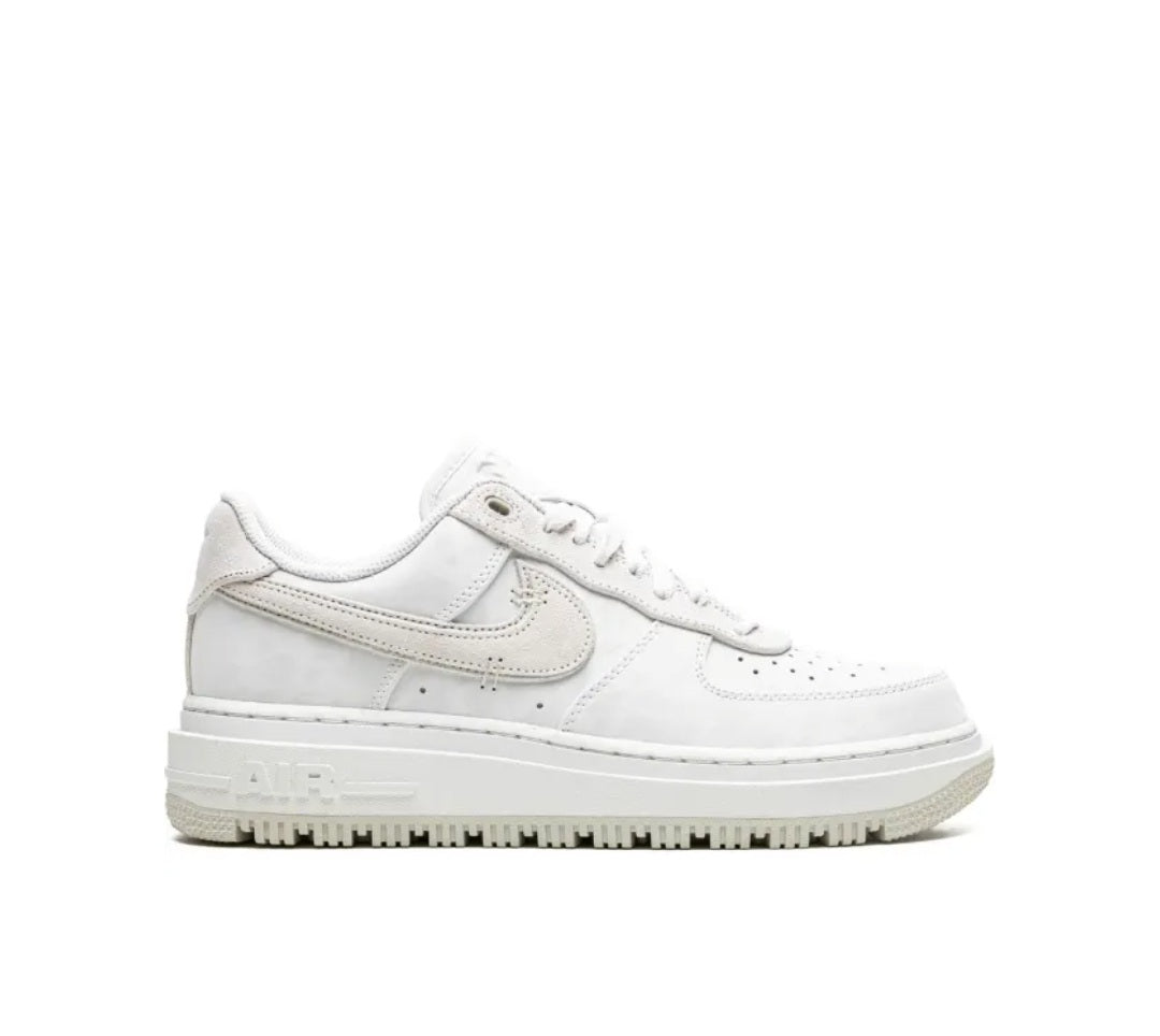 Nike
Air Force 1 Luxe "Summit White