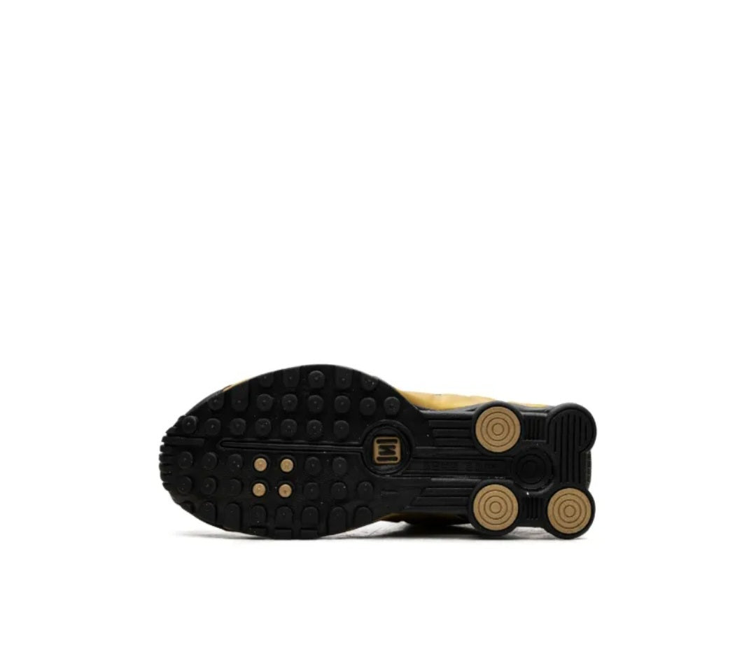 Nike
Shox R4 "Black/Metallic Gold
