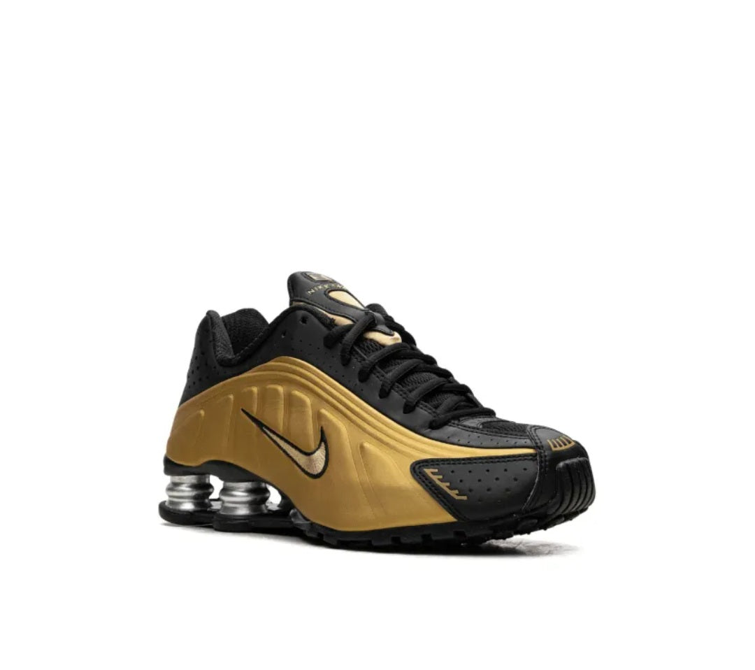 Nike
Shox R4 "Black/Metallic Gold