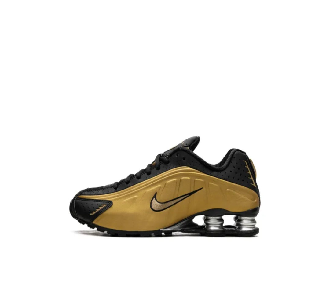 Nike
Shox R4 "Black/Metallic Gold
