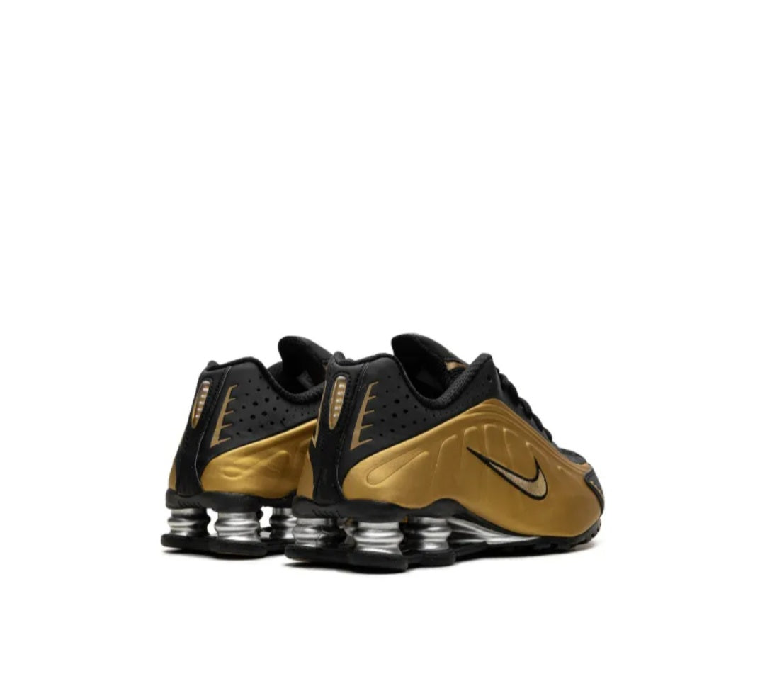 Nike
Shox R4 "Black/Metallic Gold